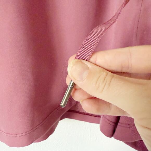 Lululemon On The Fly Short Woven 2.5'" in Misty Merlot Sz 8 - Picture 6 of 8